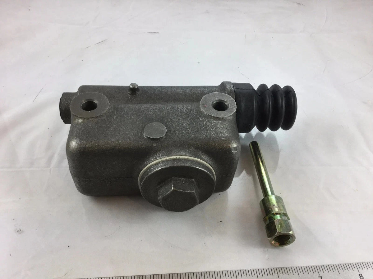 Master Cylinder with Push Rod for Yale GLC050BC (Fits Forklift)