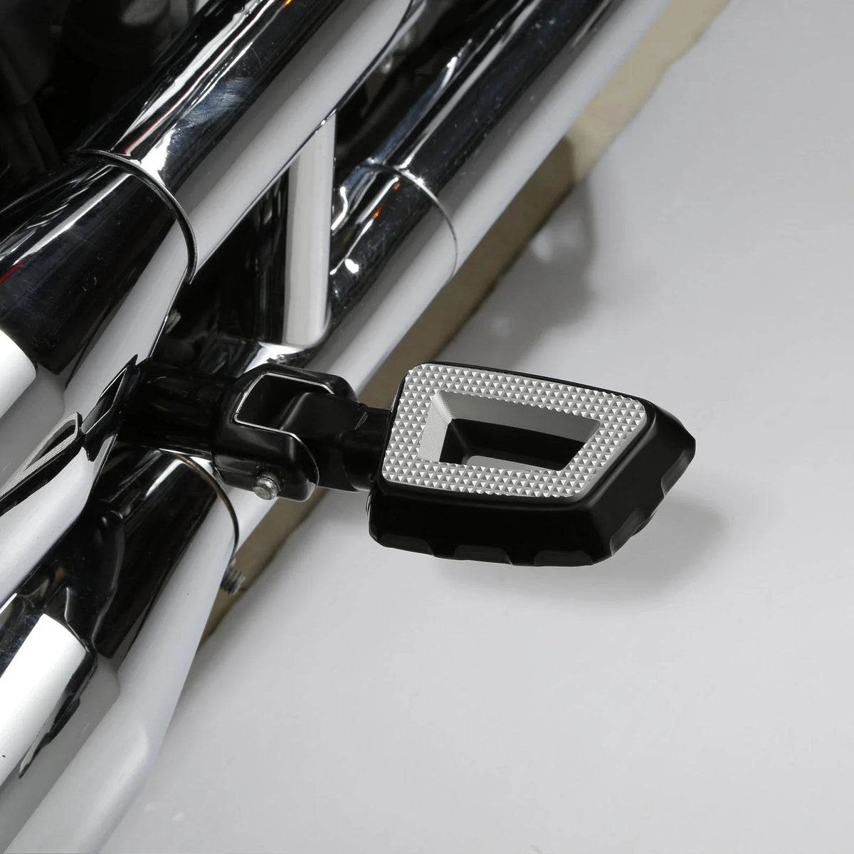 Passenger Rear Footpegs Pedal Pads for Harley Softail Fat Boy Street Bob (2018–2023)