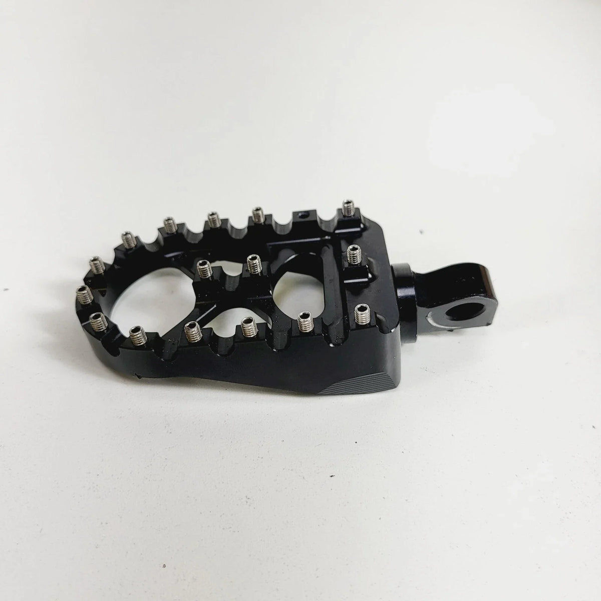 1 Replacement Black 6061-T6 Foot Peg for Harley Touring Dyna Softail (–)