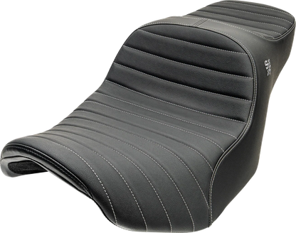 Chariot Seat for FLH/FLT (2023–2026) - Silver Classic Stitch, Silver Logo