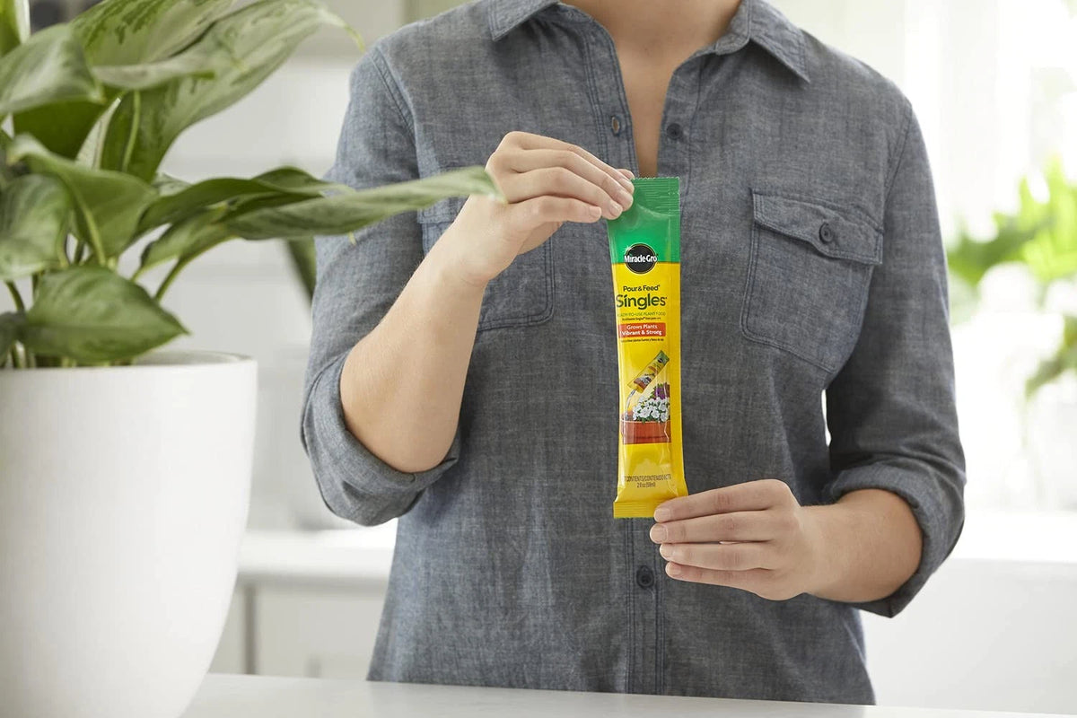 2X Miracle-Gro Pour & Feed Singles for Plants (Ready-To-Use, 2 oz)