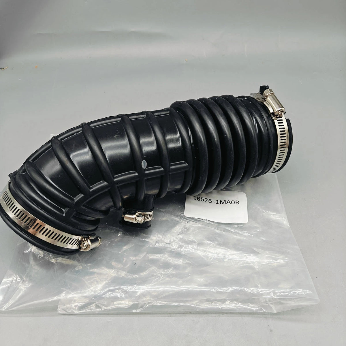 Left Engine Air Intake Hose for Infiniti M25 M35 M37 M56 Q70 M45 (2011–2013)