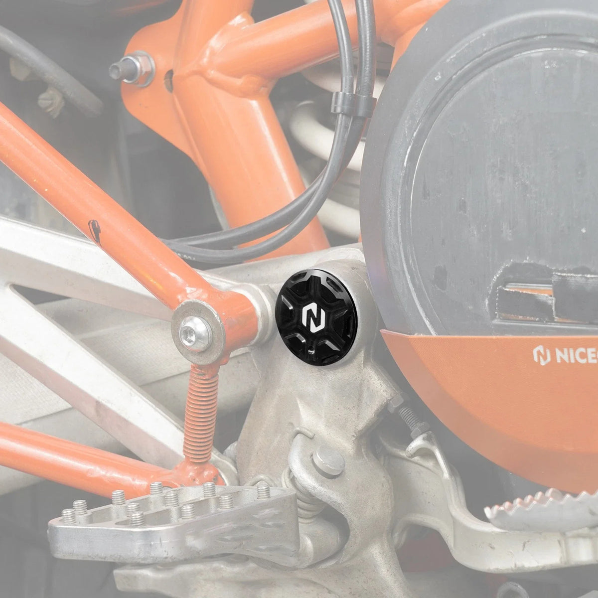 Pair Swingarm Pivot Frame Hole Plug Cover for KTM 690 Enduro/SMC R (2008–2025)