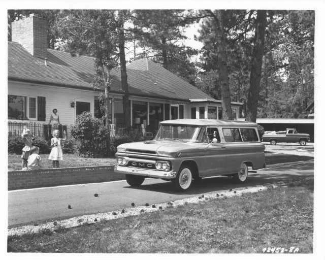 1964-1966 GMC Suburban Truck Press Photo 0253
