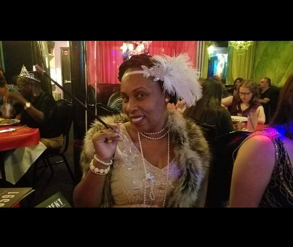 Cigarette Holder for 1920s Costume (17 inches, Black)