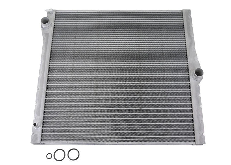 Nissens Center Radiator 60825 for BMW X5 (2007–2010)
