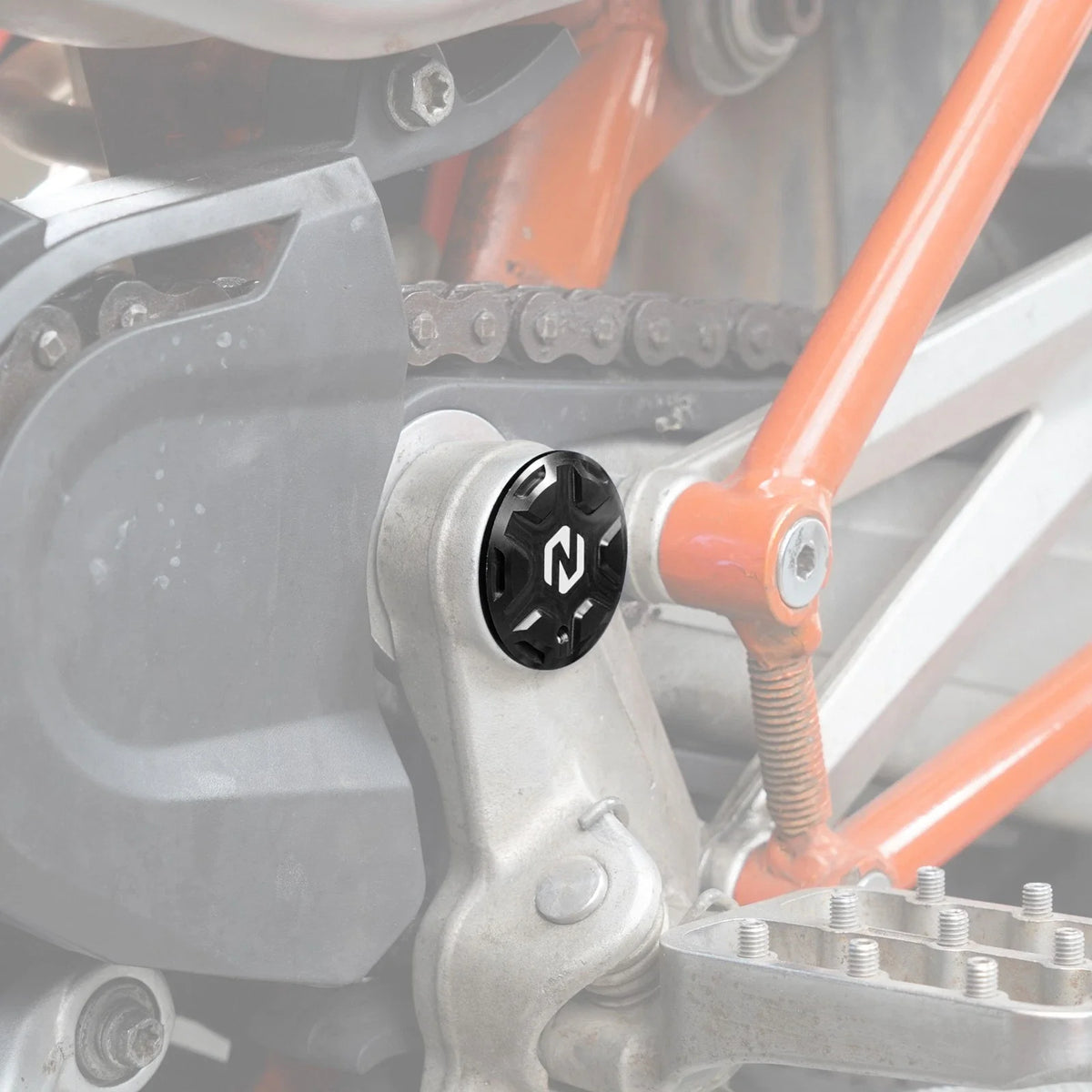 Pair Swingarm Pivot Frame Hole Plug Cover for KTM 690 Enduro/SMC R (2008–2025)